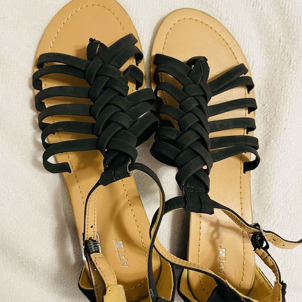 Women’s strappy sandals